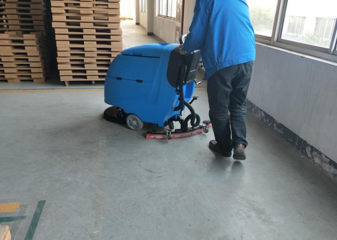 青い色電池の床のスクラバー/フル オートマチックの床のクリーニング装置 0